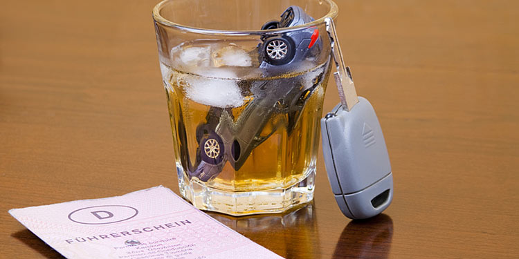 Glas Alkohol mit Autoschlssel und Fhrerschein