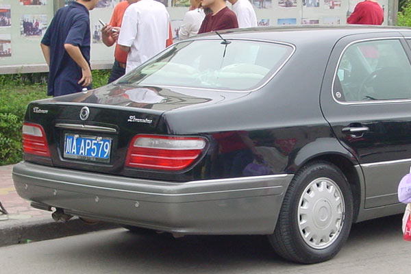 Gesehen in China: Welche Limousine zeigt das Bild?