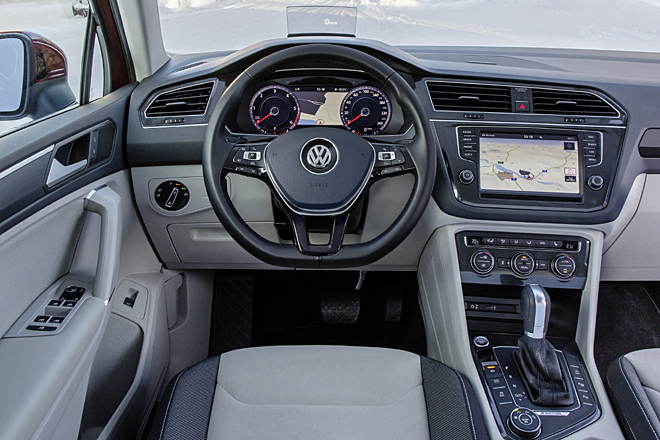 Zum Vergleich: Im VW Tiguan II geht es noch etwas vornehmer zu, wenn auch das Dreiecksfenster vorne strt und die Scheibe des Head-up-Displays eine eher primitive Lsung darstellt