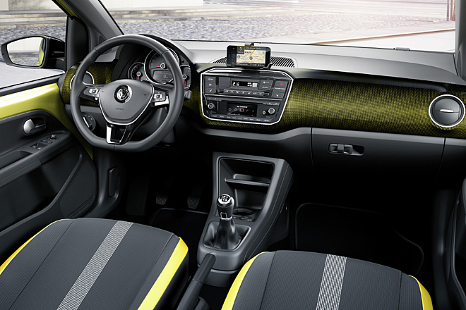 Auch das Interieur hat VW deutlich aufgefrischt. Neu sind der Chromrahmen um die Mittelkonsole, die Dashpad-Designs und – überfällig – der Fensterheber-Schalter für rechts