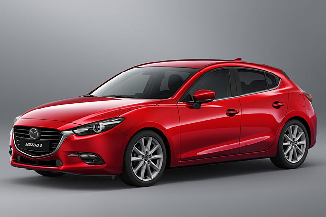 Anfang 2017 erhält der Mazda3 ein Facelift, das zurückhaltend ausfällt. Neu ist insbesondere die etwas flachere Form des Kühlergrills, dessen Rahmen nicht mehr »