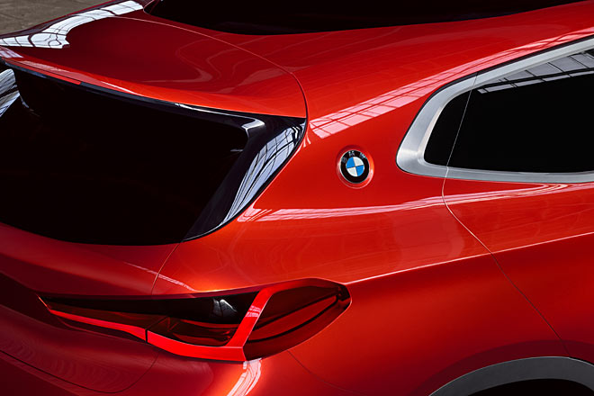 Die Fenster sind auffällig in Aluminium eingefasst, auf der C-Säule prangt das BMW-Logo