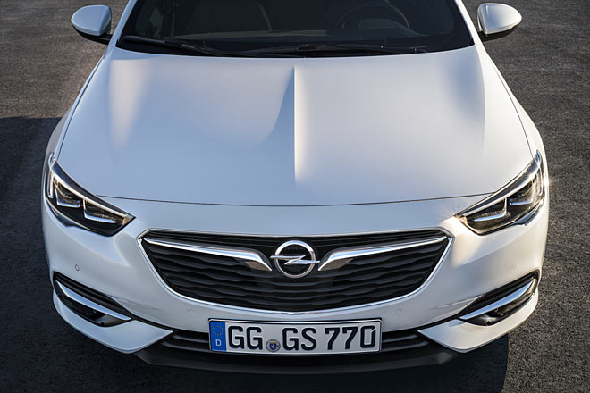 Die Pfeilung der (erstmals bei Opel aktiven) Motorhaube ist feiner ausgeführt, sie reicht nicht mehr bis ganz nach vorn