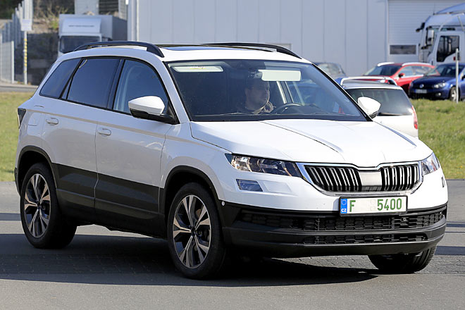 Škoda fährt sein neues SUV schon weitgehend ungetarnt durch die Gegend. Das Auto heißt mutmaßlich Karoq und entspricht weitgehend dem Seat Ateca, der ebenfalls bei Škoda gebaut wird