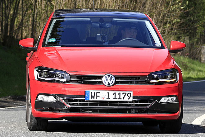 Das ist der neue VW Polo. Die Wolfsburger fahren ihre Prototypen bereits fast ungetarnt durch die Gegend. Neu im Angebot sind Voll-LED-Scheinwerfer mit kombiniertem Tagfahr-/Blinklicht