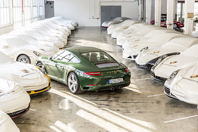 Erstaunlich, dass sich Porsche als Jubilumsmodell fast ein Basismodell – kein Cabrio, kein Targa, kein Allrad, kein GTx – ausgesucht hat. Hier steht der Porsche 911 # 1.000.000 im Museumslager
