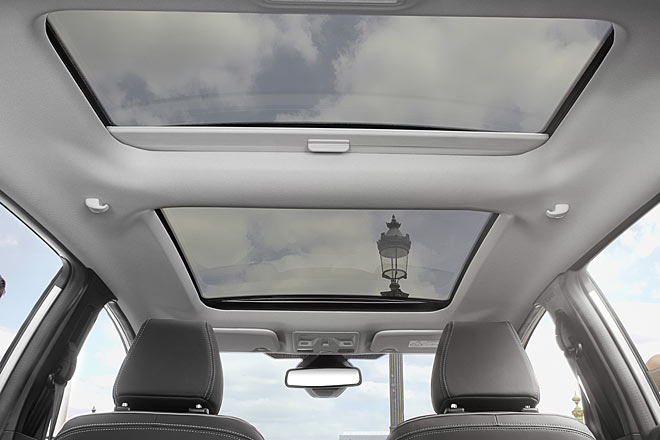Optional liefert Ford nun auch ein großes, zu öffnendes Panorama-Glasdach. Der Mittelsteg stört weniger als die manuelle Betätigung der Sonnenrollos