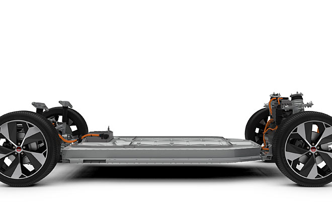 Der Akkupack mit 90 Kilowattstunden Kapazität sitzt zwischen den Achsen und ermöglicht eine ausgewogene 50:50-Gewichtsverteilung. Die Karosserie soll steifer sein als die jeden anderen Jaguar-Modells