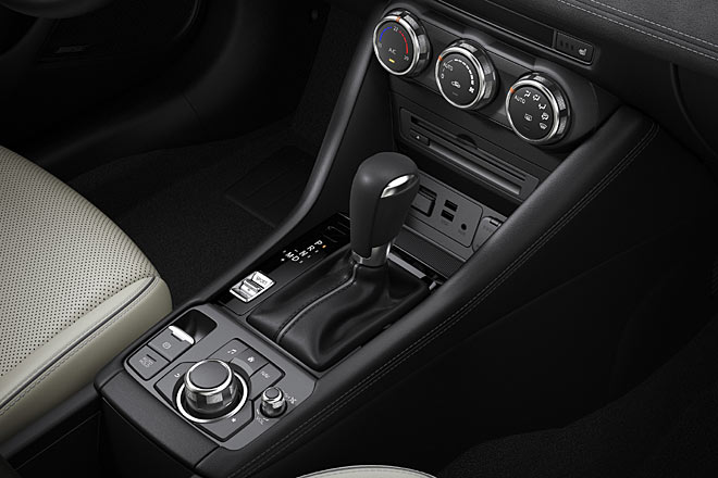 Immerhin hat Mazda den CX-3 auf eine elektrisch betätigte Handbremse umgestellt, was schöner aussieht und viel praktischer ist