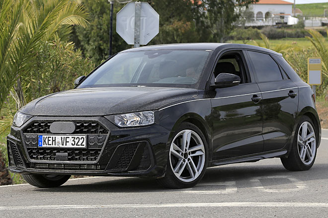 Das ist der neue Audi A1, nahezu ungetarnt erwischt in Südeuropa. Audis Kleinster wird erwachsener, aber auch konventioneller