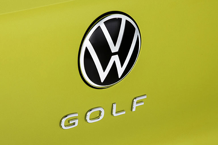Natürlich trägt der neue Golf auch das neue Logo, das uns nicht gefällt, ebenso wie die arg runde und weiche Schrift des Modellschriftzugs