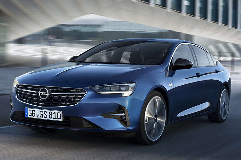 Bereits zweieinhalb Jahre nach dem Start frischt Opel den Insignia auf. Wesentliches Merkmal ist die Frontpartie mit neu geformten Scheinwerfern