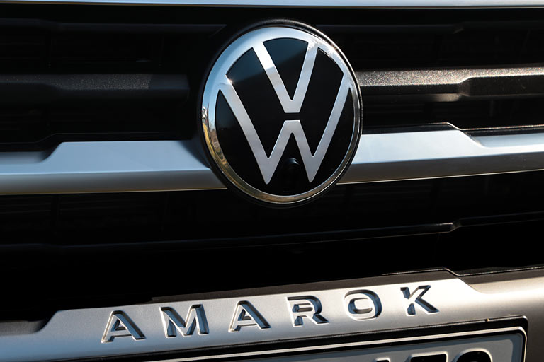 Auch vorne trägt der Amarok einen Namensschriftzug – ein Gestaltungsmerkmal, das man etwa von Peugeot oder Dacia kennt und das einem künftig öfter begegnen wird