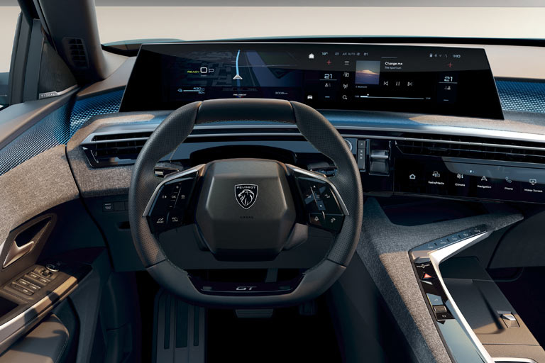 Auf den etwas lieblosen Namen »Panorama i-Cockpit« hört die neueste Evolutionsstufe des Peugeot-Cockpits. Herzstück ist ein gebogener, gut 50 Zentimeter breiter Bildschirm