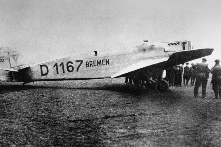 Stolz ist man bei Aral auf die erste Ost-West-Atlantik-berquerung mit einem Flugzeug von 1928. Die »Bremen« wurde mit Aral-Sprit betankt. Heute ist die Junkers-W33-Maschine in Bremen ausgestellt