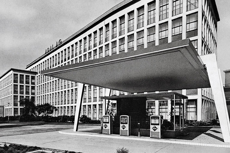 Vor dem Aral-Haus in Bochum in den 1960er-Jahren gab es auch eine Tankstelle