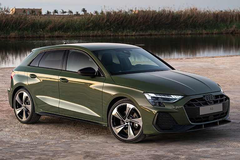 Ziemlich genau vier Jahre nach der Erstvorstellung prsentiert Audi das Facelift fr den A3. Die Farbe ist neu, vor allem aber die Frontgestaltung