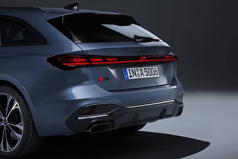 Noch einmal das Heck aus der Nhe. Erstaunlich, aber positiv: Ein beleuchtetes Logo wie bei anderen Konzernmarken verkneift sich Audi