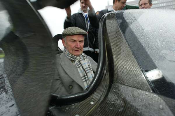 Der scheidende VW-Chef Dr. Pich sitzt in seinem letzten Coup: Fahrt im 1-Liter-Auto von Wolfsburg nach Hamburg