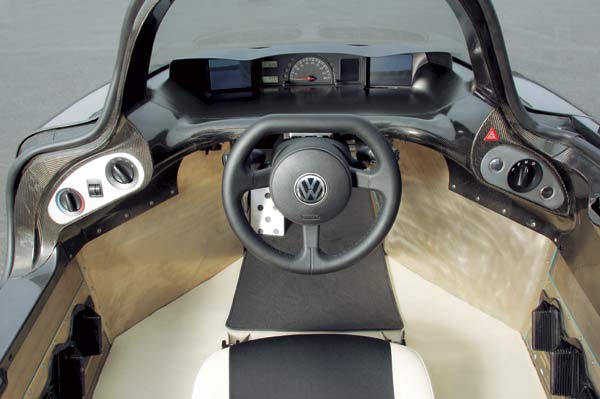 Blick ins Cockpit: Tacho, Heizung, Verbrauchsanzeige und ein Airbag sind vorhanden, rechts der »Whlhebel« fr das 6-Gang-Automatikgetriebe
