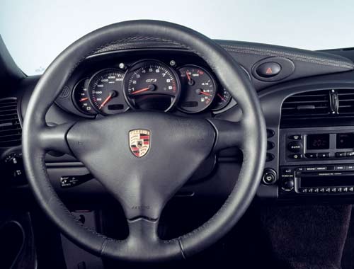 Cockpit im klassischen Porsche-Stil und ganz in schwarz gehalten – vielleicht nicht jedermanns Sache
