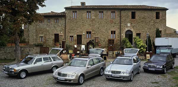 Vier Generationen T-Modell auf Italien-Ausflug (S123, S211, S210, S124, v.l.n.r.)
