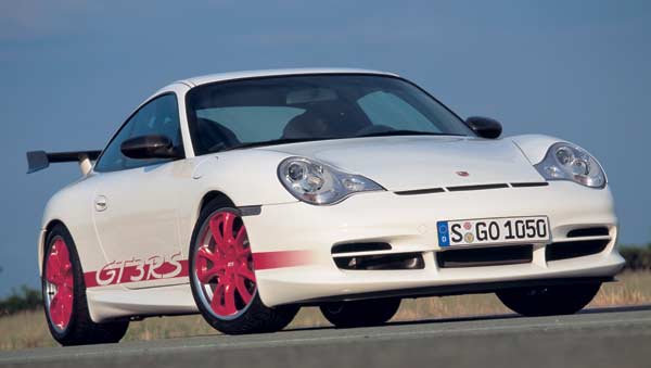 Leichter und damit schneller als der Serien-GT3: 911 GT3 RS