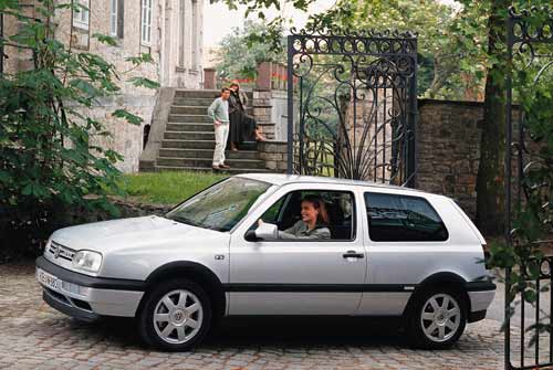 Mehr Lifestyle und erstmals auch eine Kombi-Variante: Golf III, ab 1991. Hier feierten bei VW auch die beliebten TDI-Triebwerke Premiere. Bis auf die Blinker-/Blindstopfen-Kombination im vorderen Stofnger ein gelungener Wurf
