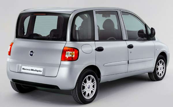 Außerdem gibt es neue Rückleuchten und eine klarer gezeichnete Heckklappe mit großem runden Fiat-Logo