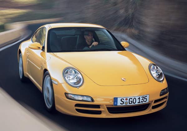 Zurück in die Zukunft: Gestatten, Porsche Carrera 2004, Baureihe 997. Erkennungsmerkmal sind die Scheinwerfer, jetzt wieder ohne »Tränensäcke« und mit Zusatzlicht und Blinkern in der Bugschürze