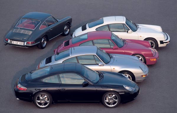 Forever young: Der Porsche 911 des Jahres 1963 (schrg stehend) und seine Kinder und Enkel (von oben): »G«-Modell, 964, 993 und der jetzt auslaufende 996. Die neue Generation fehlt auf dem Bild, lehnt sich optisch aber durchaus an den 993 an