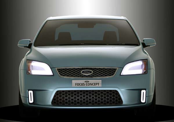 Weitghehend Ford-typische Front mit LED-Scheinwerfern und großem unteren Lufteinlass