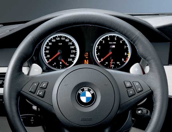 Bei der Instrumentierung setzt BMW auf schwarzen Hintergrund, weie Schrift, rote Zeiger und eine kontinuierliche Beleuchtung. Auen am Drehzahlmesser wird das nutzbare Drehzahlband in Abhngigkeit von der Motorltemperatur angezeigt. Der V10 dreht tatschlich bis zu 8.250 Umdrehungen