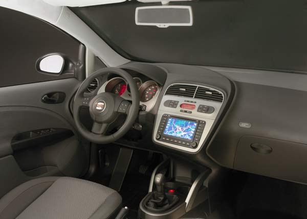 Blick ins Toledo-Interieur: Instrumentierung und Mittelkonsole entsprechen weitgehend dem Altea; auch Seat setzt wie VW und Audi auf die schrgen Verstrebungen unten am Schalthebel