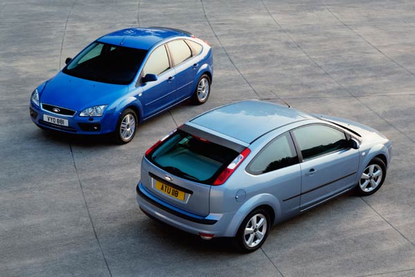 Beide Varianten im Vergleich: Der Dreitrer wirkt dynamischer, aber nicht so betont wie etwa beim Opel Astra GTC