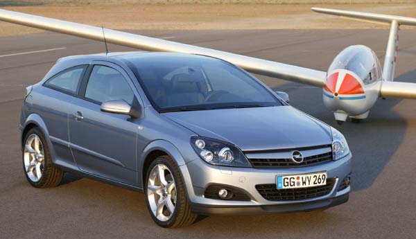 Opel vergleicht das Gefhl fr die Frontpassagiere mit jenem eines Sportflieger-Piloten, und in der Tat »