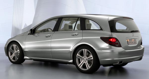 Mercedes zeigt in Paris die »Vision R«. Das Auto entspricht weitestgehend der spteren Serienversion, die dann als R-Klasse verkauft wird