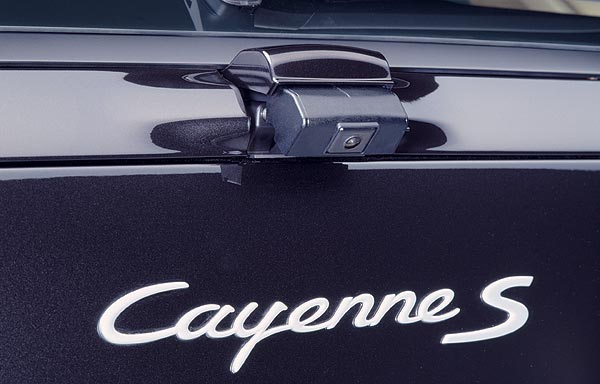 Weitere Neuheit fr alle Cayenne-Varianten ist die optionale Rckfahrkamera, die automatisch unterhalb der Heckscheibe ausklappt