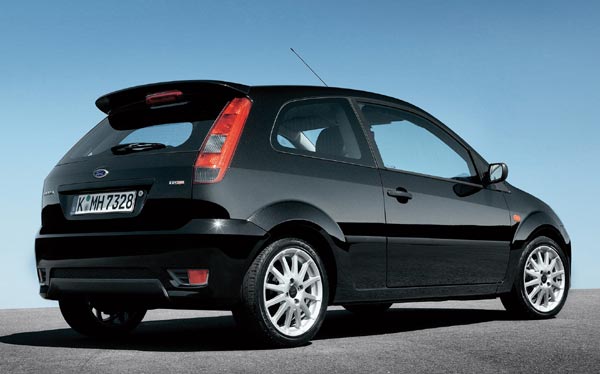 Der Fiesta »Sport« gleicht optisch dem ST, ist aber auch mit kleineren Motoren und als Diesel lieferbar. Der große Dachkantenspoiler kostet in beiden Fällen extra