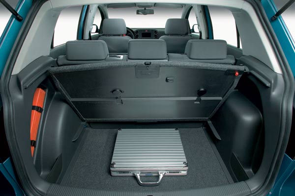Der Kofferraumboden kann in zwei Hhen befestigt (oder herausgenommen) werden. So entsteht auf Wunsch eine praktisches zweites Fach