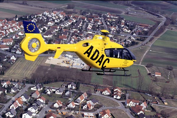 Der EC135 kommt seit 1996 zum Einsatz, derzeit mit 21 Maschinen, u.a. in Aachen, Bayreuth, Berlin, Fulda, Jena, Koblenz und Saarbrcken. Unter anderem durch die spezielle Bauweise des Heckrotors fliegt der EC135 besonders leise. Daten: 2x620 PS, Abfluggewicht max. 2.835 kg, 256 km/h