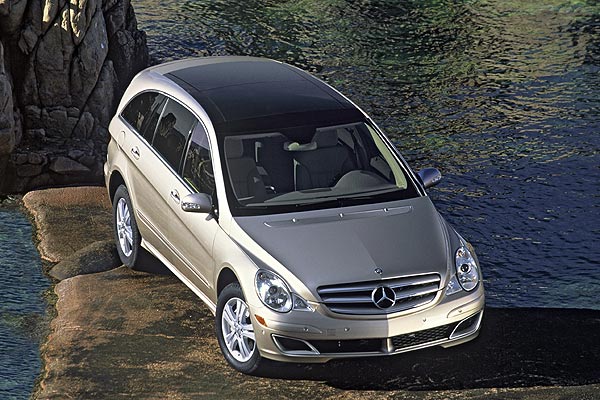 Gegen Aufpreis liefert Mercedes ein groes Glas-Panoramadach, das sich auch ffnen lsst