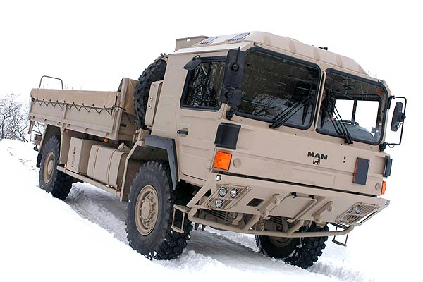 Fast 5.200 schwere Lkw der Typen HX (Bild: HX60) und SX hat das britische Militär bestellt. Die Fahrzeuge gibt es mit zwei, »