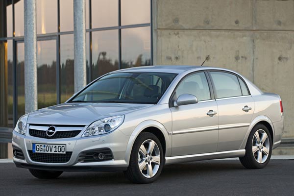 Gestatten, Opel Vectra, Jahrgang 2006: Die Facelift-Versionen debtieren im September