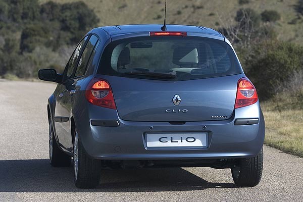 Ein schnes Bild des neuen Clio. Dem Marken-Rhombus vertrauen die Franzosen offenbar wenig und schreiben ihren Firmennamen nochmal rechts unten auf die Heckklappe, womit die Symmetrie verloren geht
