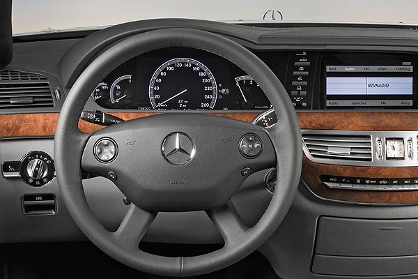 Zwischen Instrumentierung und COMAND-Bildschirm (und auf dem Mitteltunnel am Controller) hat Mercedes weitere Direktwahltasten integriert