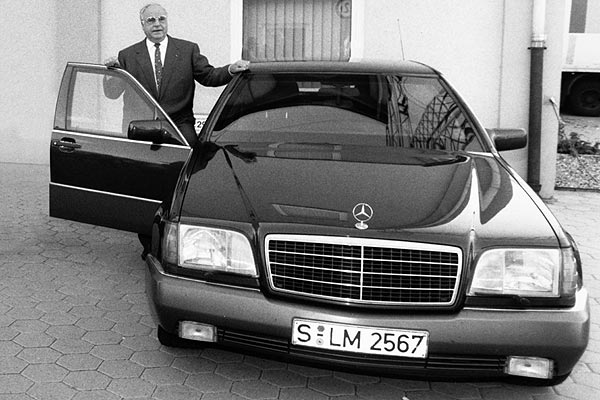 Altkanzler Helmut Kohl fuhr mehrere W140-Exemplare, natrlich in Lang- und Sonderschutz-Ausfhrung. Zu den wegweisenden Techniken gehrte u.a. ESP und Bremsassistent; gut 406.000 Exemplare wurden gebaut