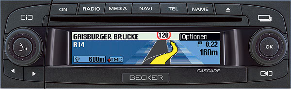 Die Speicherkarte mit den Navigationsdaten sitzt in einem Schacht hinter dem Becker-Schriftzug. Auffllig ist vor allem das farbige Display mit »Junction View«-Darstellung