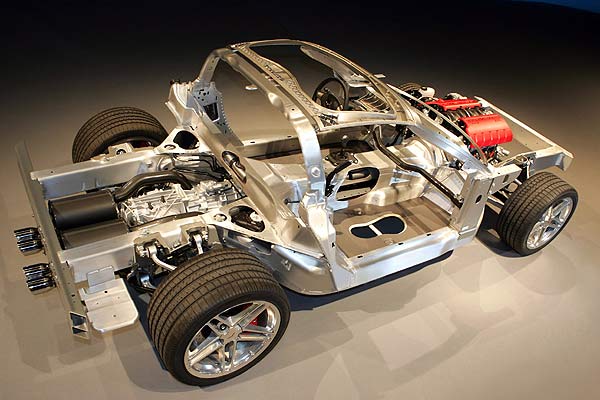 Blick aufs Corvette-Chassis: Das fertige Auto wiegt nur gut 1,4 Tonnen