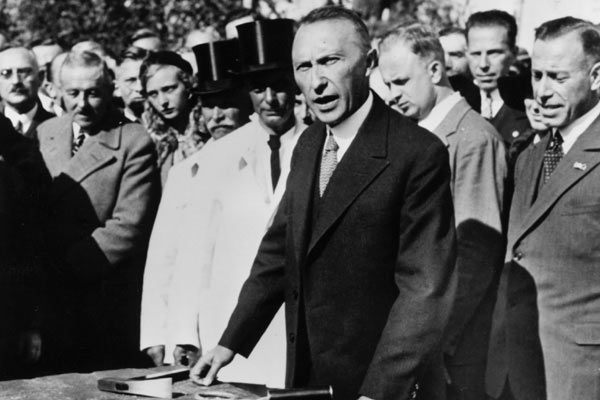 Der damalige Oberbrgermeister von Kln und spterer erster Bundeskanzler Konrad Adenauer brachte die Ford-Werke nach Kln